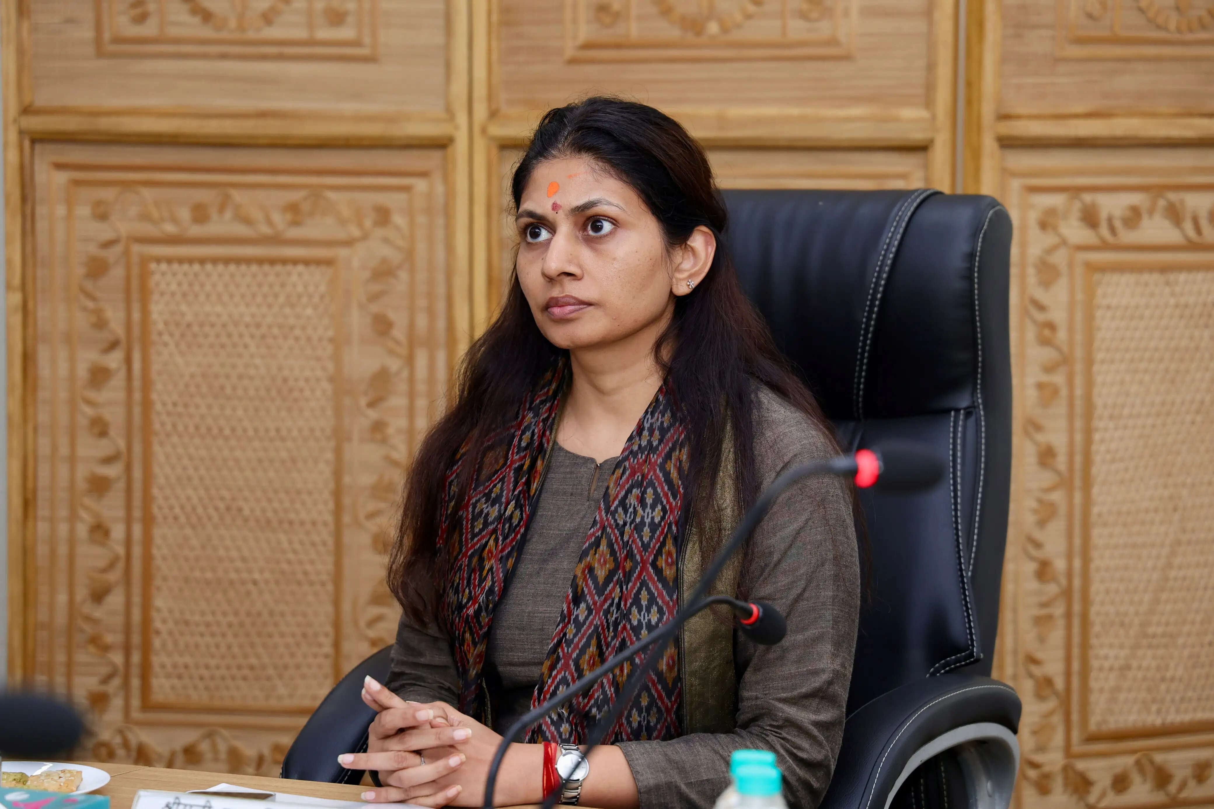 रक्षा खडसे ने कोलकाता में खेल विकास की समीक्षा की, जमीनी स्तर पर खेलों को मजबूत करने का दिया भरोसा