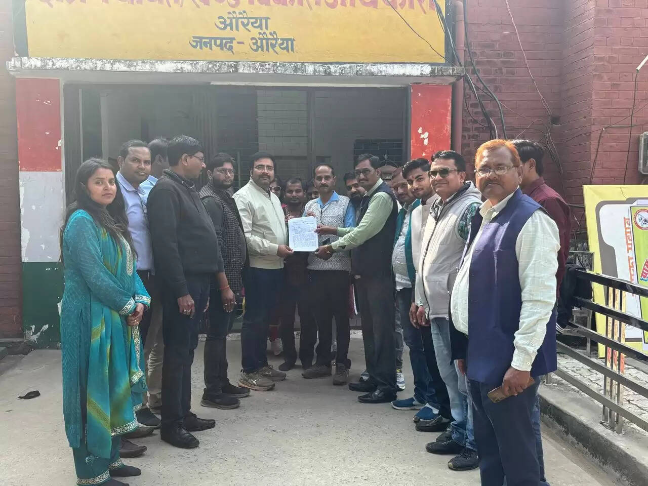 विकास खंड कार्यालय के समक्ष ग्राम विकास अधिकारियों का धरना, बीडीओ को सौंपा ज्ञापन