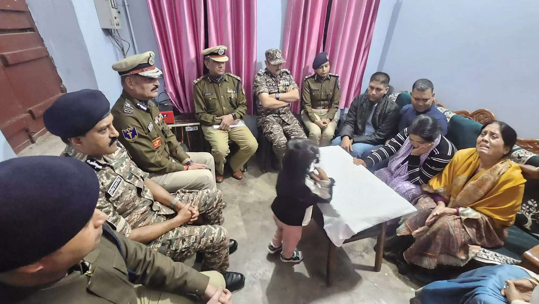 सीआरपीएफ के डी जी ज्ञानेन्द्र प्रताप सिंह पहुंचे समस्तीपुर,शहीद के परिजन से की मुलाकात