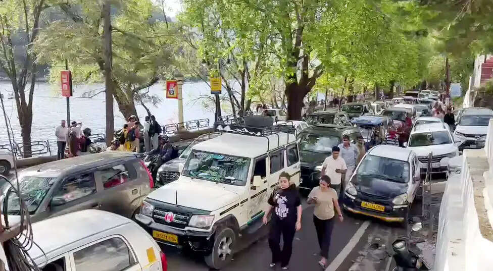 जून माह के आखिरी सप्ताहांत पर नैनीताल में उमड़ी पर्यटकों की भीड़