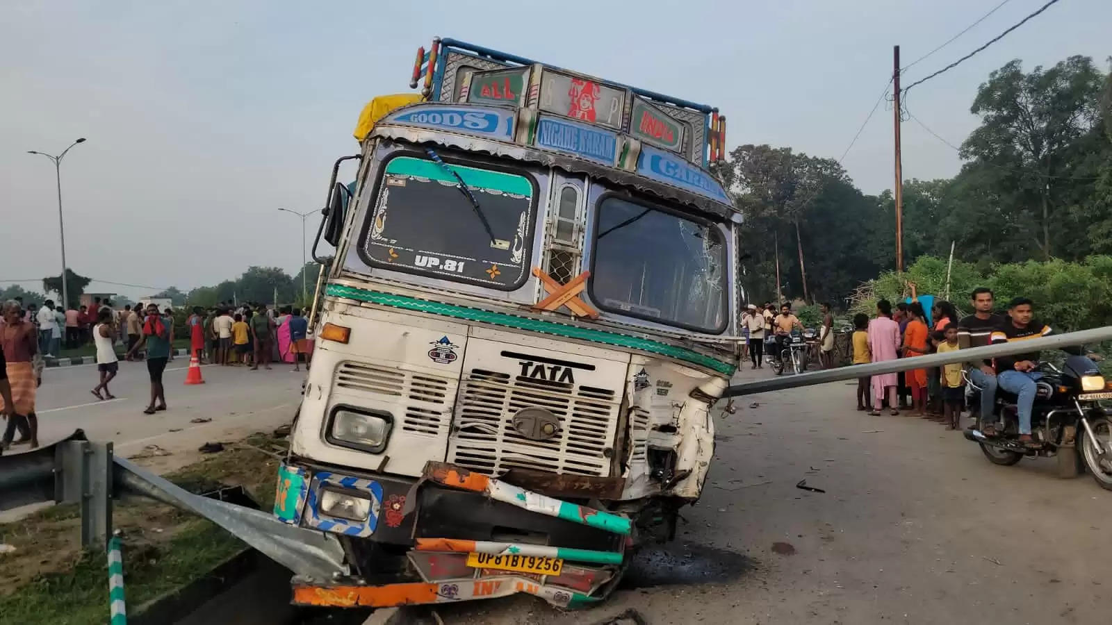 (अपडेट) मीरजापुर सड़क हादसा: मृतक मजदूराें के परिजनों को दो-दो लाख रुपये की आर्थिक मदद