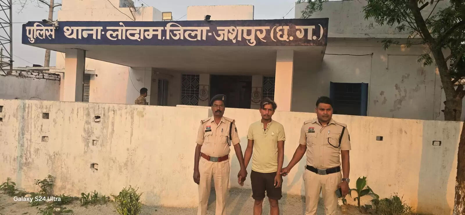 जशपुर : पुलिस की गौ तस्करों पर सर्जिकल स्ट्राइक, पिकअप समेत 9 गौवंश ज़ब्त