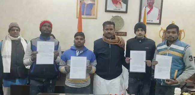 महापौर गणेश केसरवानी ने पांच मृतक आश्रितों को दिया नियुक्ति पत्र&nbsp;