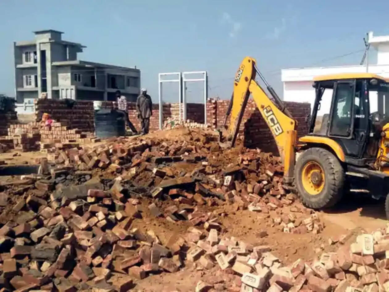 हिसार के अग्रोहा क्षेत्र में डीटीपी ने अवैध निर्माण तोड़े