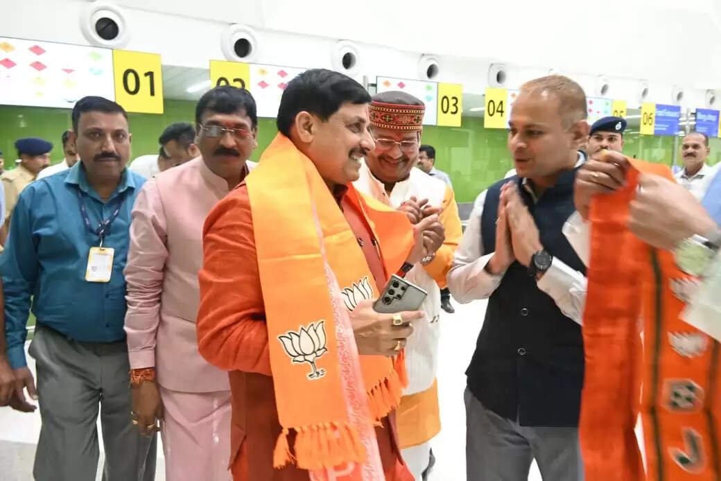 जबलपुरः स्वामी नारायण मंदिर में गुरु पूजन विधि में शामिल हुये मुख्यमंत्री डॉ यादव