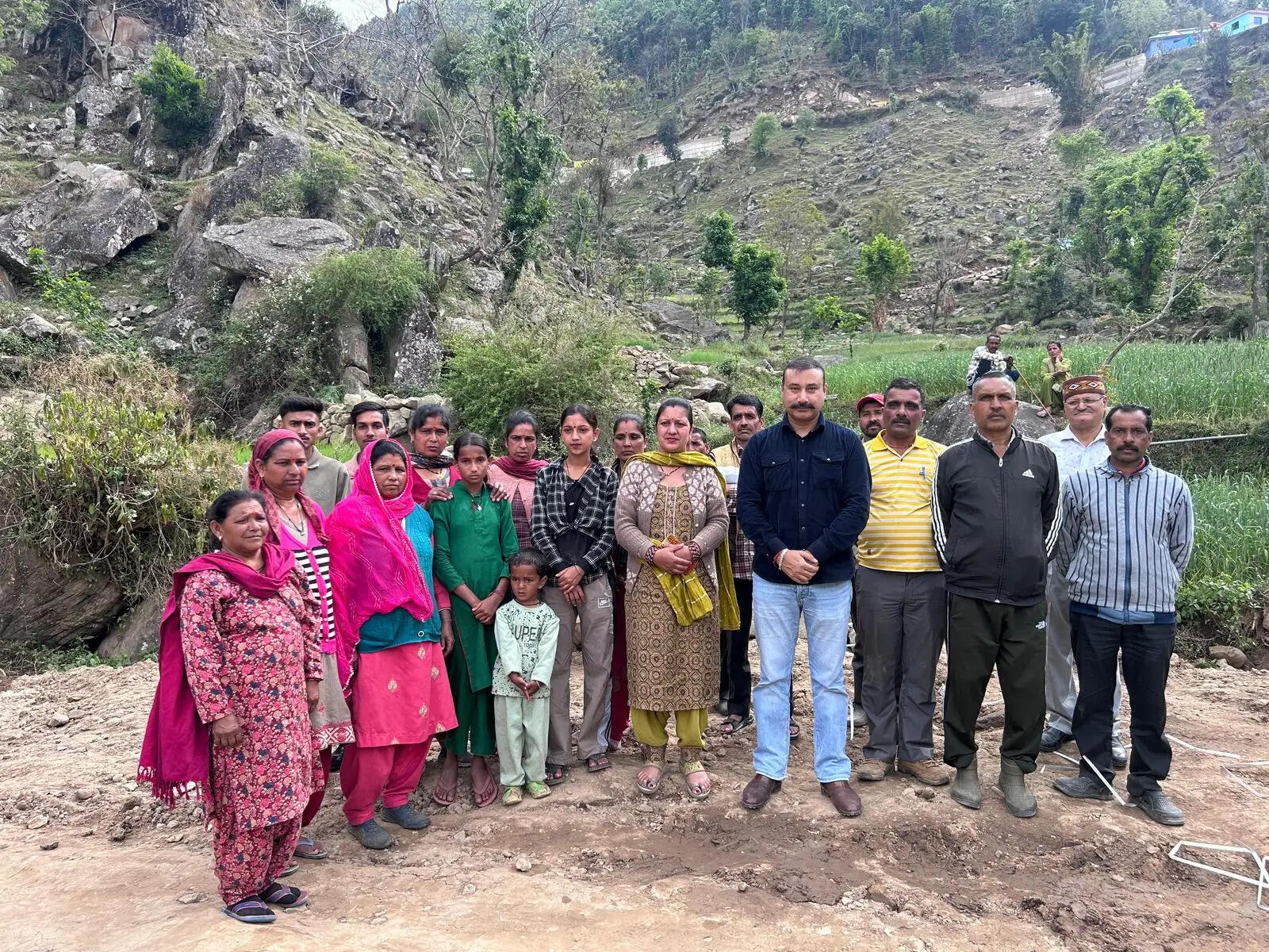 मंडी के सुराड़ी में भूस्खलन से प्रभावित परिवारों के बीच राहत सामग्री का वितरण