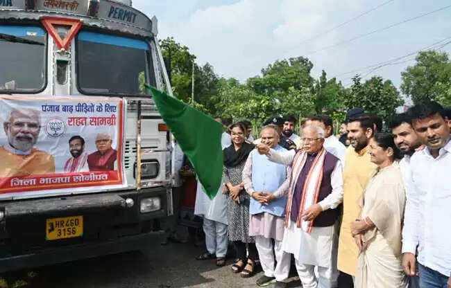 केंद्रीय मंत्री मनोहर लाल ने सोनीपत से पंजाब में रवाना किए राशन के ट्रक