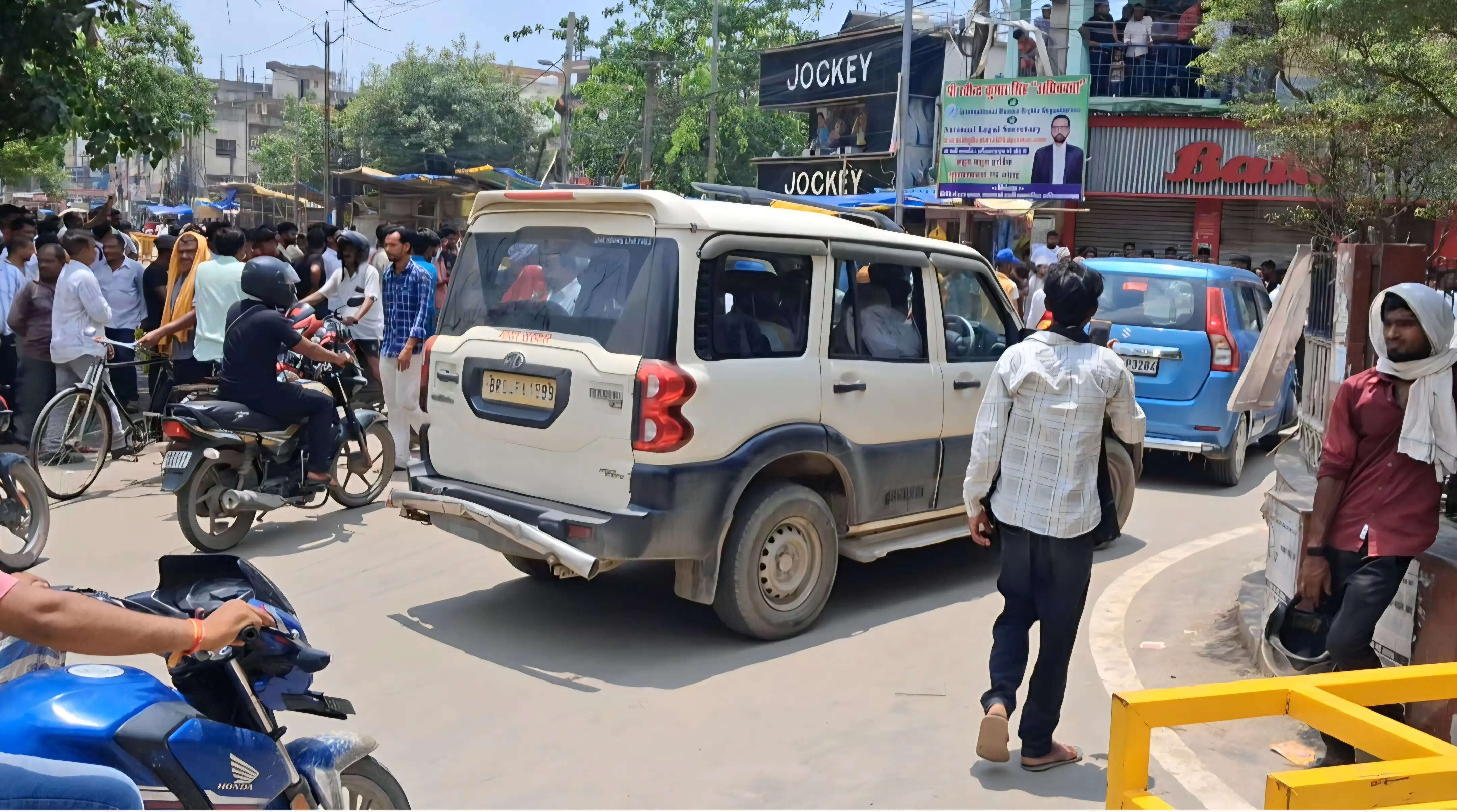 छपरा में बंद के दौरान प्रदर्शनकारियों ने पुलिस वाहन में लगाई आग, हिंसा और पथराव में 35 गिरफ्तार