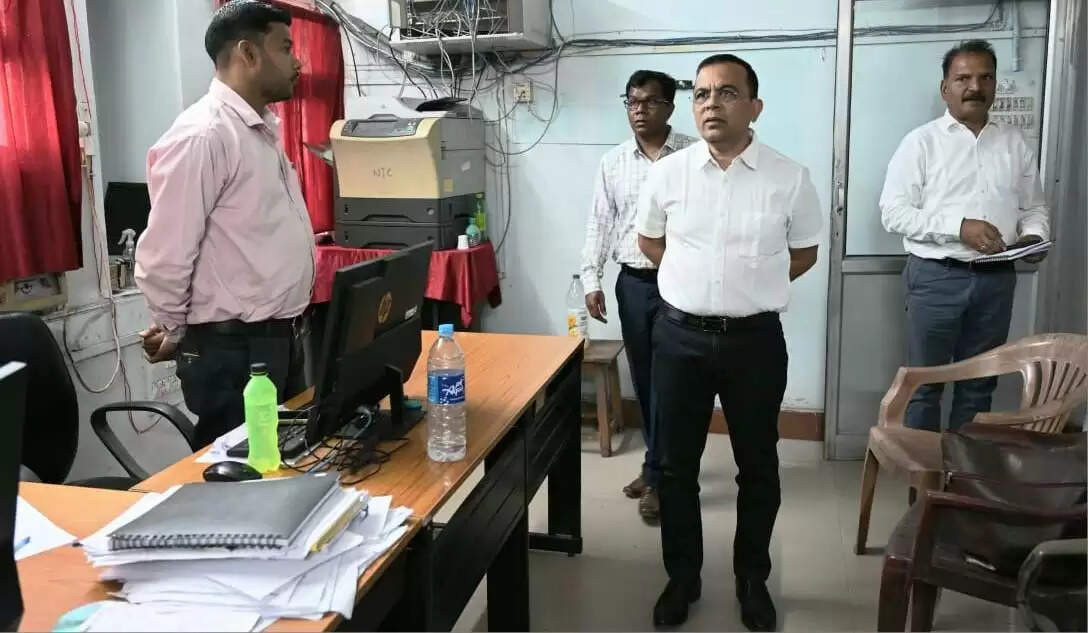 जांजगीर नवपदस्थ कलेक्टर जन्मेजय महोबे ने कलेक्टोरेट कार्यालय का किया निरीक्षण