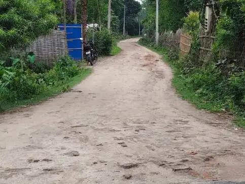 मोतीपुर बाइपास सड़क बनी जानलेवा, कीचड़ और गड्ढों से जूझ रहे ग्रामीण