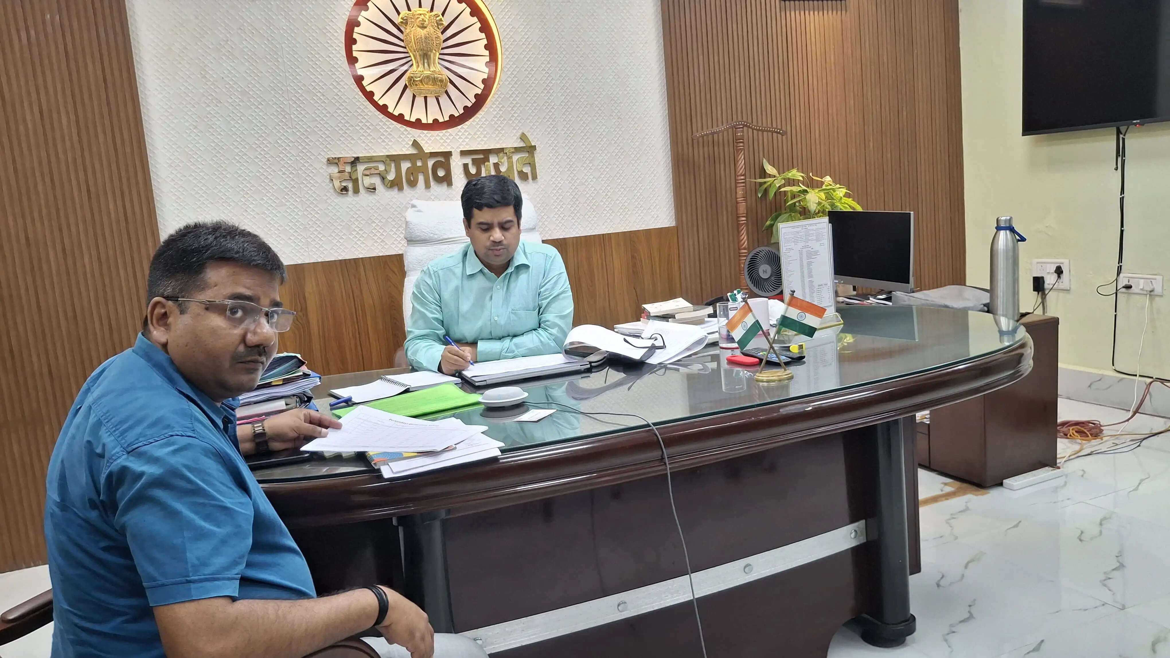 प्रधानमंत्री आवास योजना व मनरेगा की प्रगति की डीएम ने की समीक्षा बैठक