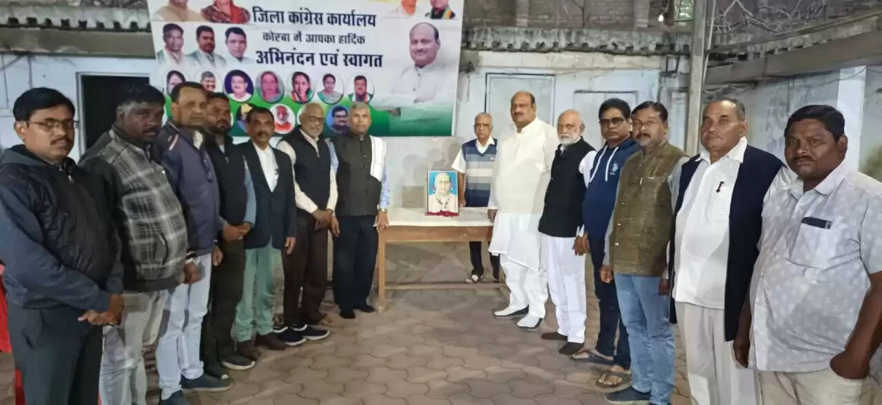 कोरबा में कांग्रेसजनों ने मनाई लौह पुरुष सरदार वल्लभभाई पटेल की 75वीं पुण्यतिथि, तैलचित्र पर माल्यार्पण कर दी श्रद्धांजलि