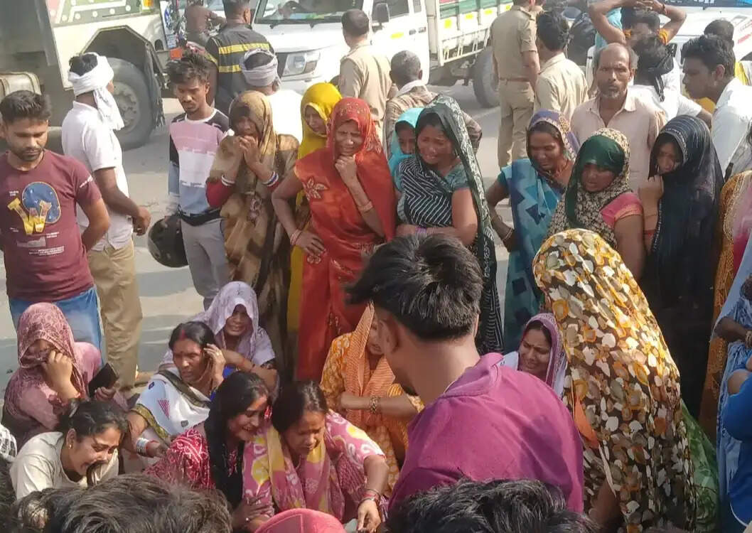 तेज रफ्तार ट्रक ने बाइक सवार को कुचला, मौत के बाद हंगामा और जाम