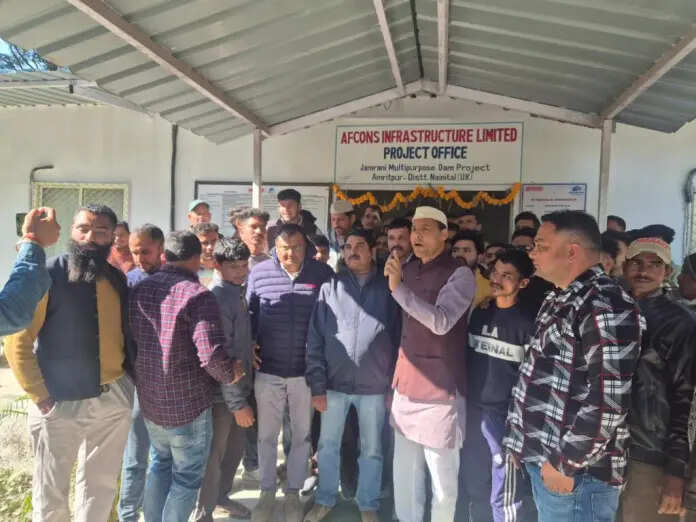 जनप्रतिनिधियों और युवाओं ने किया कंपनी प्रबंधकों का किया घेराव