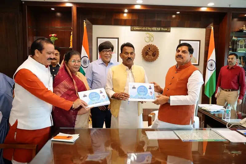 मप्रः मुख्यमंत्री डॉ. यादव को मंत्री सिलावट ने जल गंगा संवर्धन अभियान की उपलब्धियाें पर आधारित पुस्तिका की भेंट