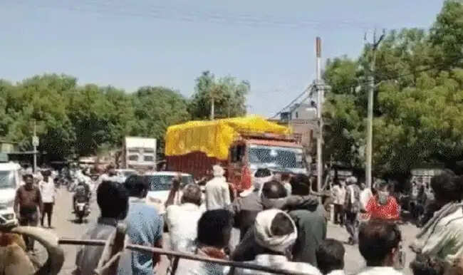 मप्र के खरगोन में जल संकट से जूझ रहे किसानों ने खंडवा-वडोदरा हाईवे पर किया चक्का जाम