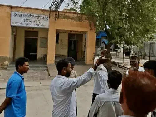 सांड के हमले से एएनएम सहित दो की मौत