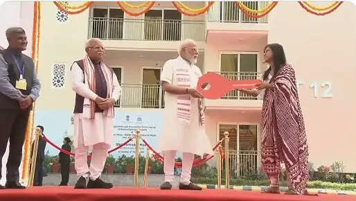 महिला सशक्तिकरण की दिशा में बड़ा कदम, प्रधानमंत्री मोदी ने महिला आवंटियों को सौंपीं जीपीआरए आवास की चाबी