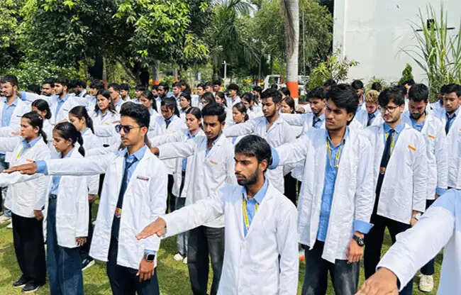 सोनीपत: फार्मेसी के नवप्रवेशित विद्यार्थियों ने पहना सफेद कोट, लिया सेवा का संकल्प