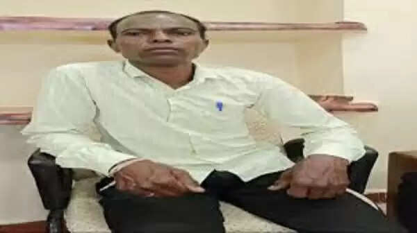 इंदाैर&nbsp;लोकायुक्त की कार्रवाई, पीएम आवास की किस्त जारी करने रोजगार सहायक पांच हजार की&nbsp;रिश्वत लेते गिरफ्तार