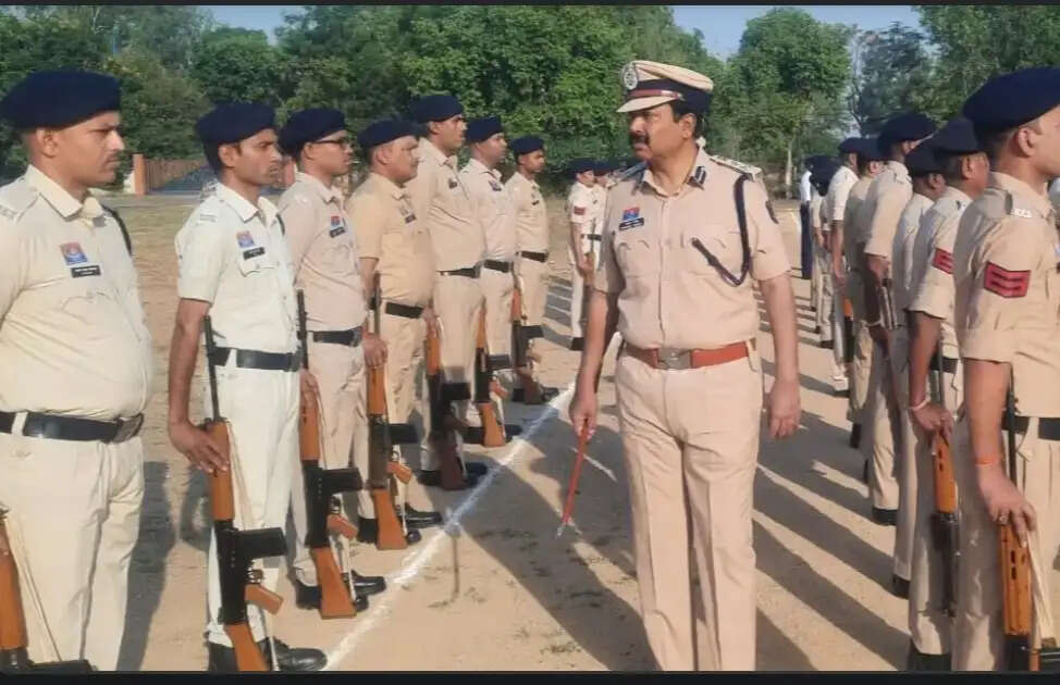 सूरजपुर : वीकली पुलिस परेड में जवानों को फिट रहने दी गई ट्रेनिंग, पूरी निष्ठा से कार्य करने दिए निर्देश