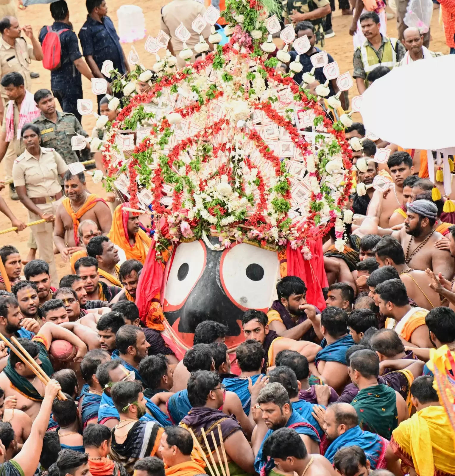 पुरी बाहुडा  यात्रा: श्रीमंदिर की ओर रथ अग्रसर होना प्रारंभ, भक्तिभाव से रथों  को खींच रहे हैं श्रद्धालु