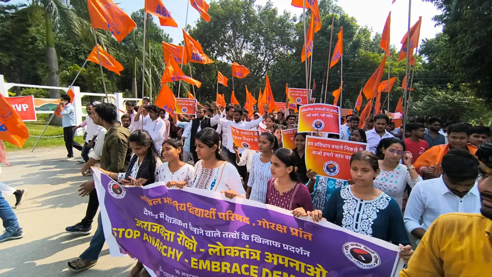 लोकतंत्र अपनाओ–अराजकता हटाओ : संवैधानिक संस्थाओं की गरिमा पर प्रहार एवं देश में अराजकता फैलाने के प्रयासों के विरोध में अभाविप का प्रदर्शन