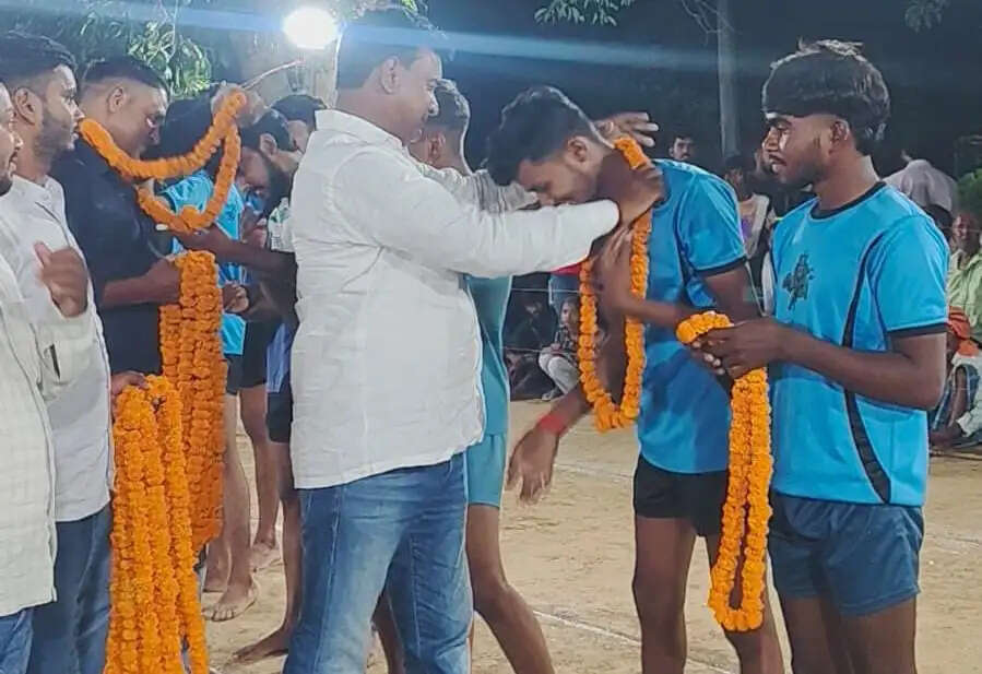 मीरजापुर : रोमांचक फाइनल मुकाबले में उत्तराखंड ने सिकरी को 29-12 से दी शिकस्त