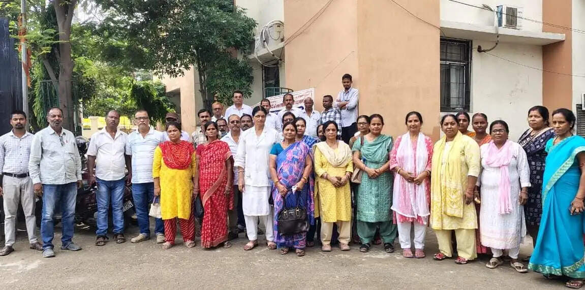 डीएमसीएच अधीक्षक को हटाने की मांग पर कर्मचारियों का धरना पांचवें दिन भी जारी