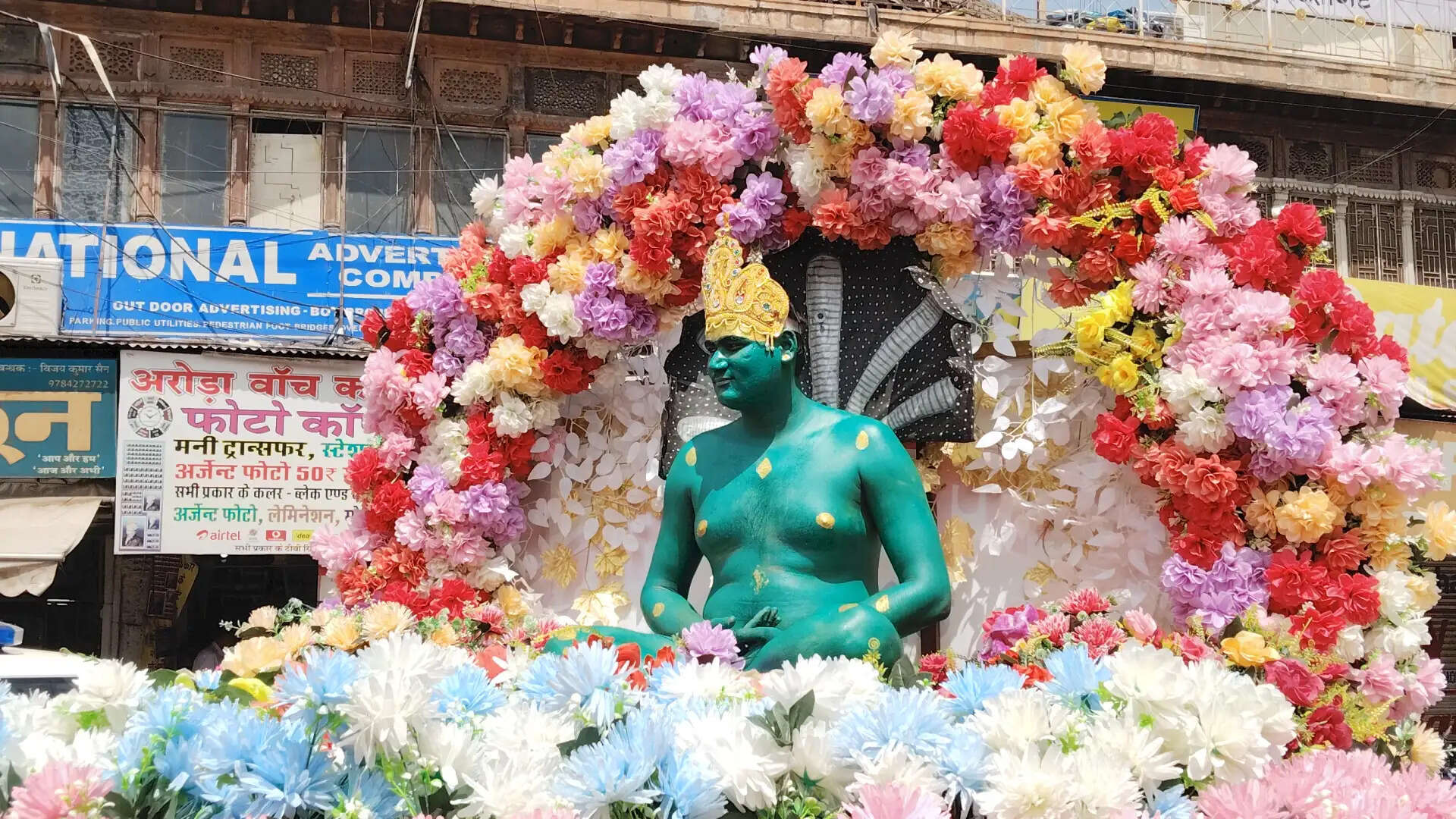 धूमधाम से मनाई महावीर जयंती, शोभायात्रा निकाली