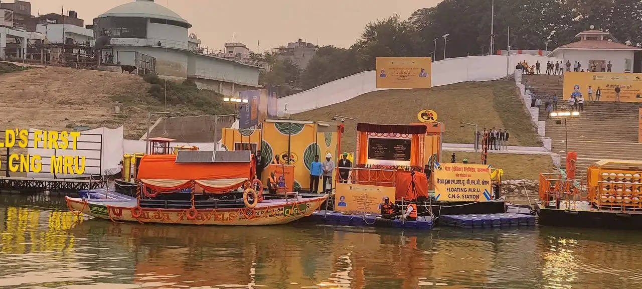 केन्द्रीय मंत्री हरदीप सिंह पुरी ने वाराणसी में सीएनजी स्टेशन का उद्घाटन किया