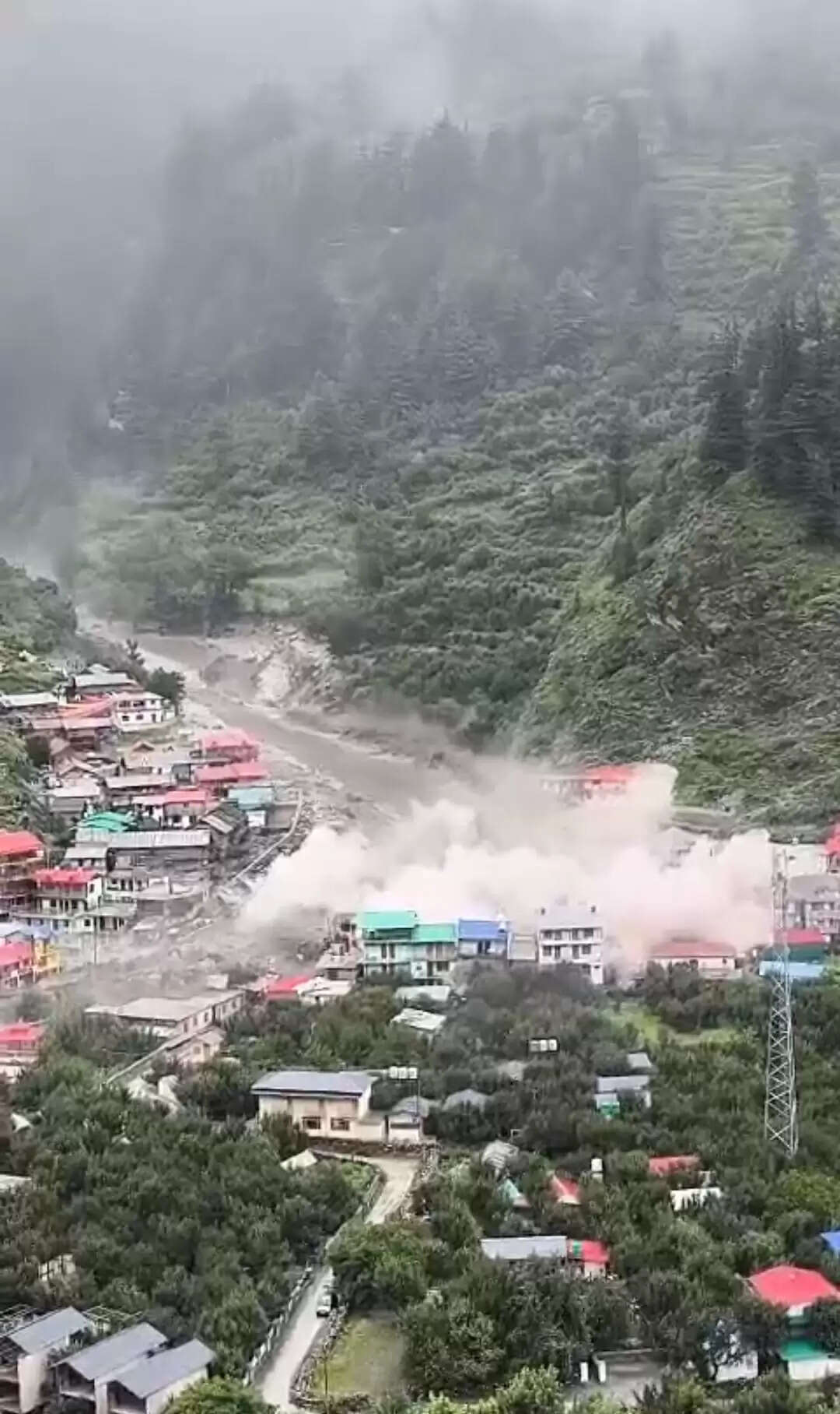 गंगोत्री के पास धराली गांव में फटा बादल, राज्य ने वायुसेना से मांगी मदद