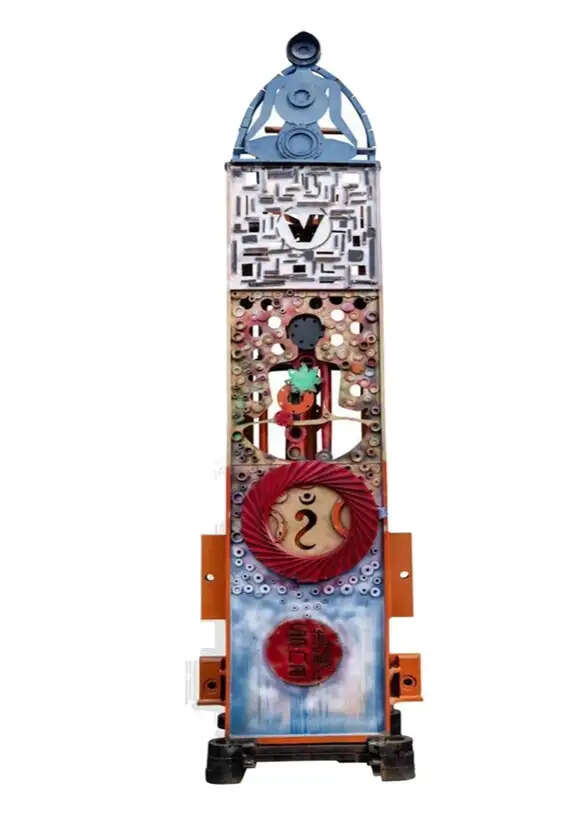 कैंट रेलवे स्टेशन पर लगेगा स्कल्पचर,वीडीए उपाध्यक्ष ने स्थान का किया अवलोकन