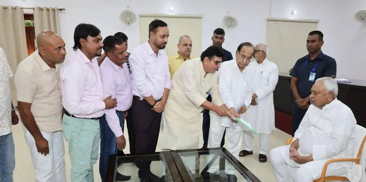 किसान सलाहकार संघ के&nbsp;&nbsp;प्रतिनिधिमंडल ने नीतीश कुमार से की मुलाकात, सौंपा मांग पत्र