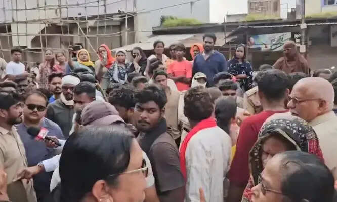 हत्या की वारदात के बाद शराब दुकान बंद करने किया गया प्रदर्शन