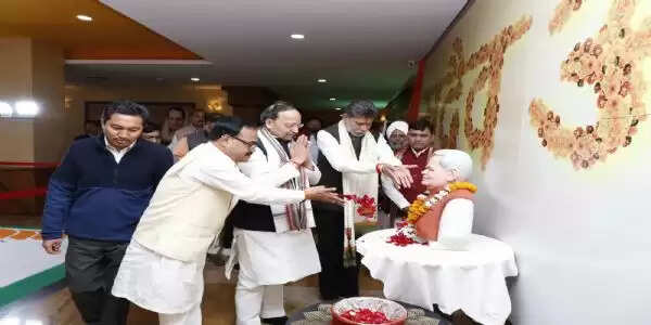 रायपुर&nbsp;:&nbsp;राष्ट्रीय महामंत्री अरुण सिंह ने की श्रद्धेय अटल जी को पुष्पांजलि अर्पित