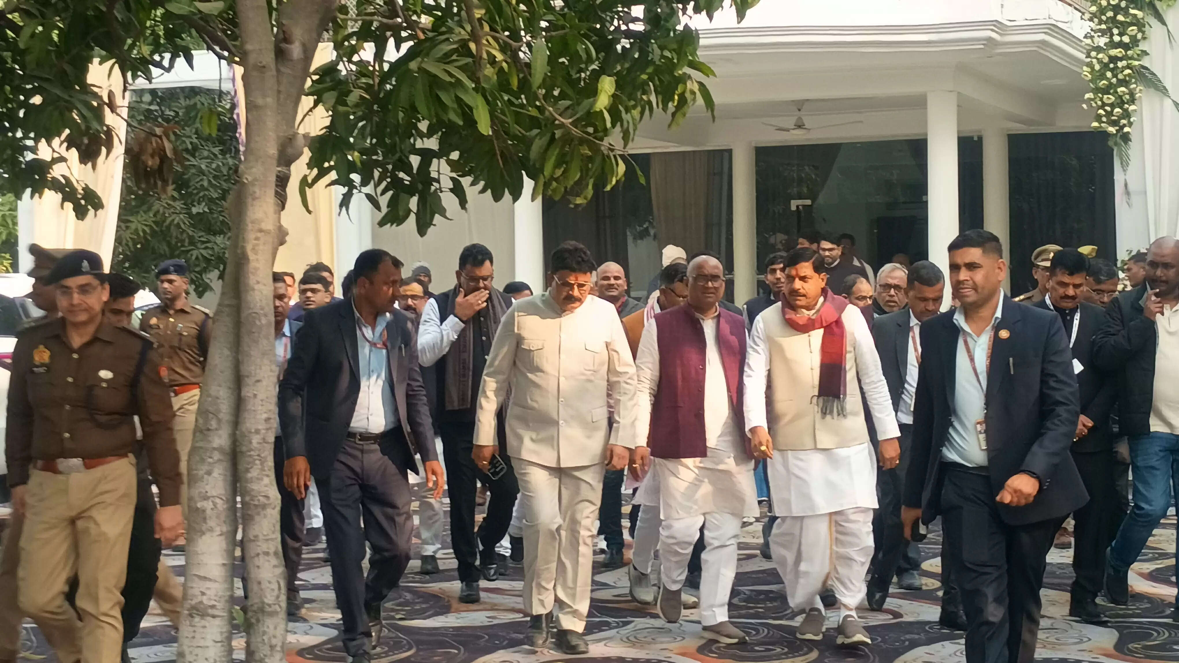 मप्र के सीएम ने राज्यमंत्री गिरीशचन्द्र के घर पहुंच कर दिवंगत पिता को दी श्रद्धांजलि