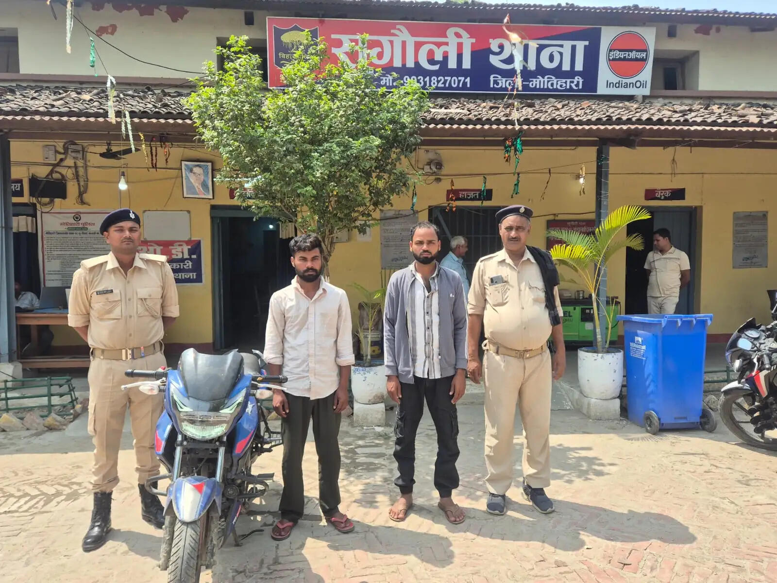 वाहन जांच में चोरी की मोटरसाइकिल बरामद, दो गिरफ्तार