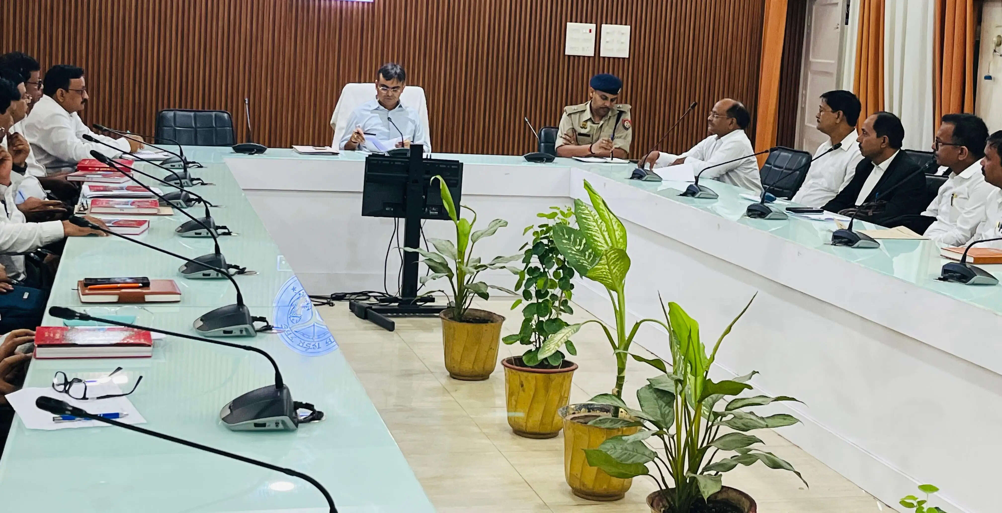 न्यायालय में गवाहों की अनुपस्थिति या शिथिल पैरवी किसी भी स्थिति में स्वीकार्य नहीं : जिलाधिकारी