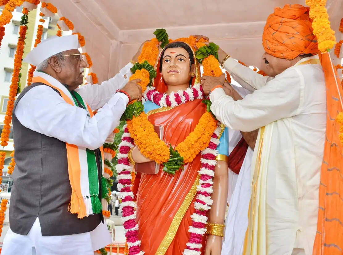 राज्यपाल ने&nbsp;किया सावित्री बाई फुले की प्रतिमा का अनावरण
