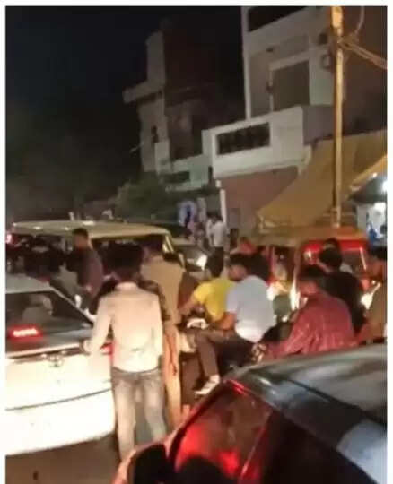 आगरा में सड़क हादसे में पांच लोगों की माैत, दाे घायल