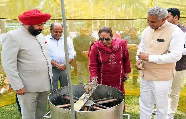 लोक भवन व मुख्यमंत्री आवास के मधुमक्खी बक्सों से 101 किलोग्राम शहद निकाला