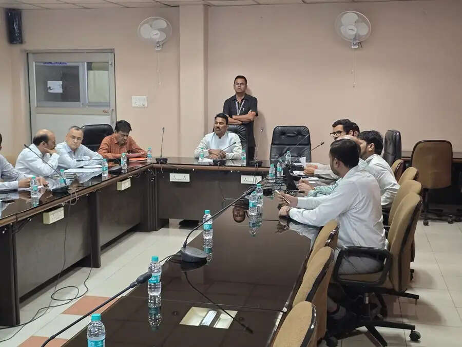 बांधों और जल संरचनाओं में जल भराव की निरंतर करें मॉनिटरिंग : मंत्री सिलावट