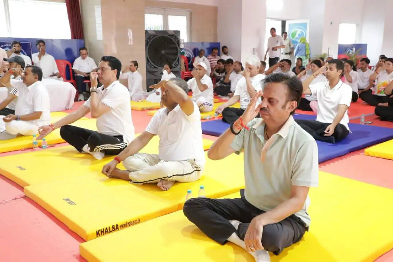 रीवाः अंतरराष्ट्रीय योग दिवस पर उप मुख्यमंत्री सामूहिक योग कर स्वस्थ जीवन का दिया संदेश