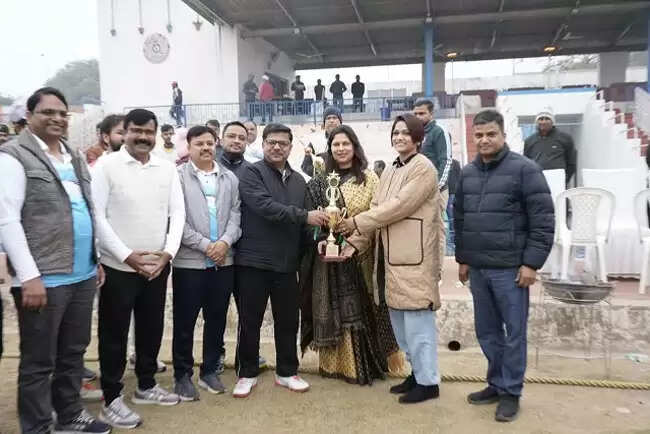 मैत्रीपूर्ण क्रिकेट मैच में जिला प्रशासन ने रेल प्रशासन को सात रन से दी शिकस्त