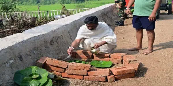 मुख्यमंत्री हेमन्त सोरेन ने मां के श्राद्धकर्म के तहत निभाईं पारंपरिक रस्में