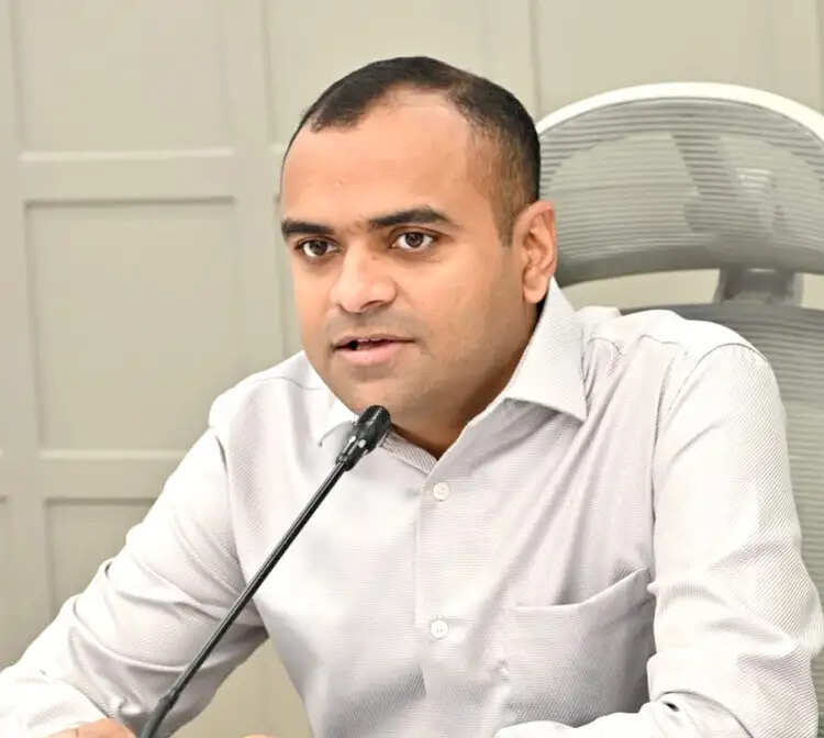 हरिद्वार में जर्जर भवनों पर प्रशासन सख्त, जिलाधिकारी ने तत्काल सर्वे और सीलिंग के दिए निर्देश