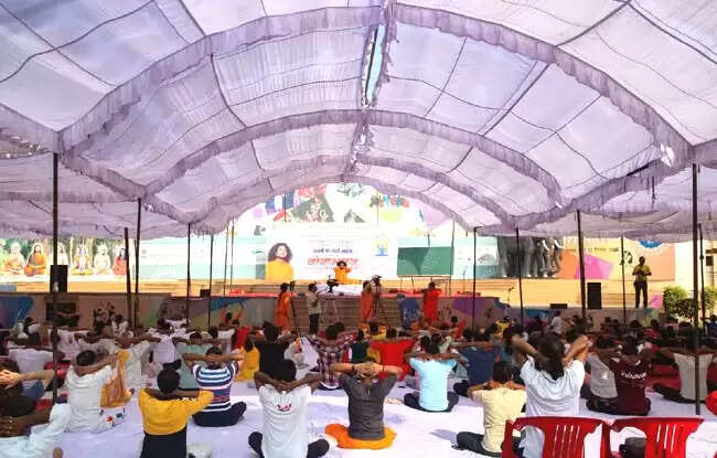 क्रियायोग गुरु योगी सत्यम ने प्रयागवासियों को दी योग की शिक्षा