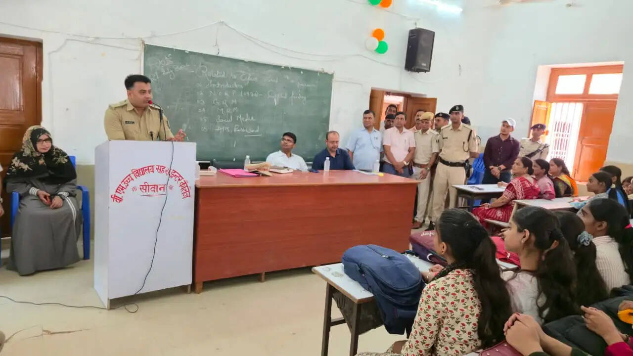 डीएम व एसपी ने विद्यार्थियों को साइबर अपराधों के रोकथाम एवं डिजिटल सुरक्षा के प्रति किया जागरूक