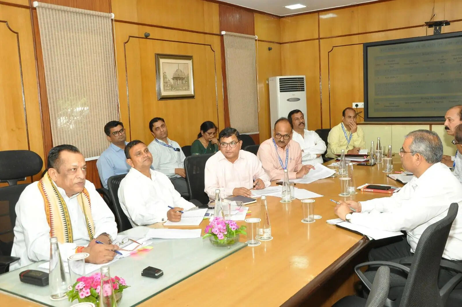 पशुपालकों के कल्याण योजनाओं में तेजी लाने के निर्देश, बजट कार्य समय पर पूर्ण करने पर जोर